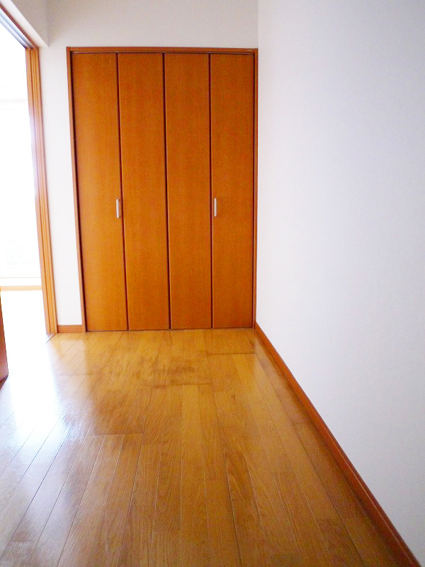 Living and room. This your rent is cheap in 2 rooms! !