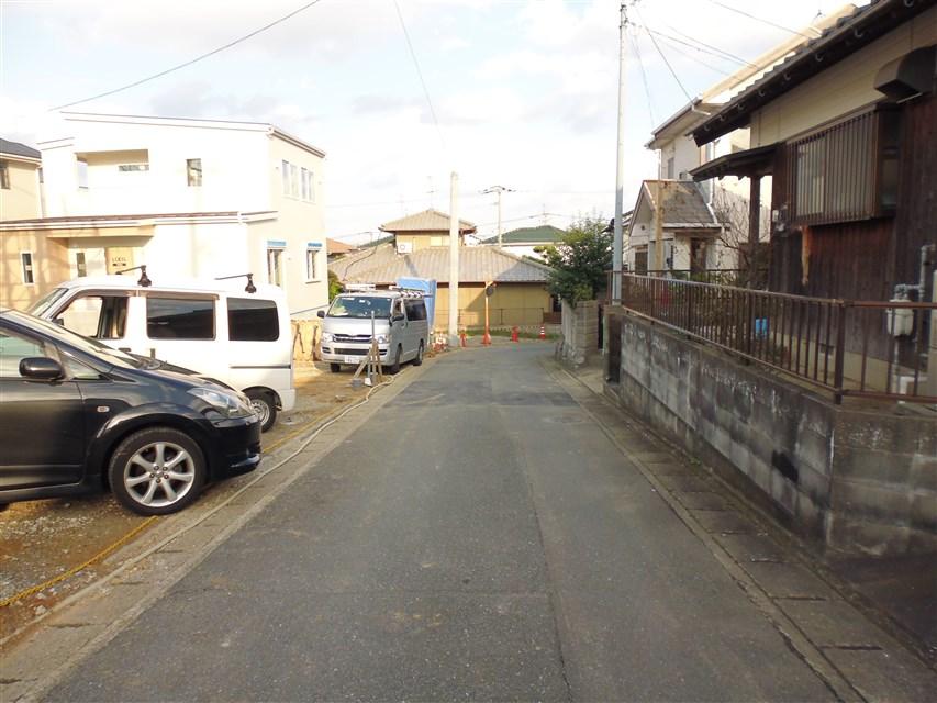 Local photos, including front road. Front road (width 4.18m)