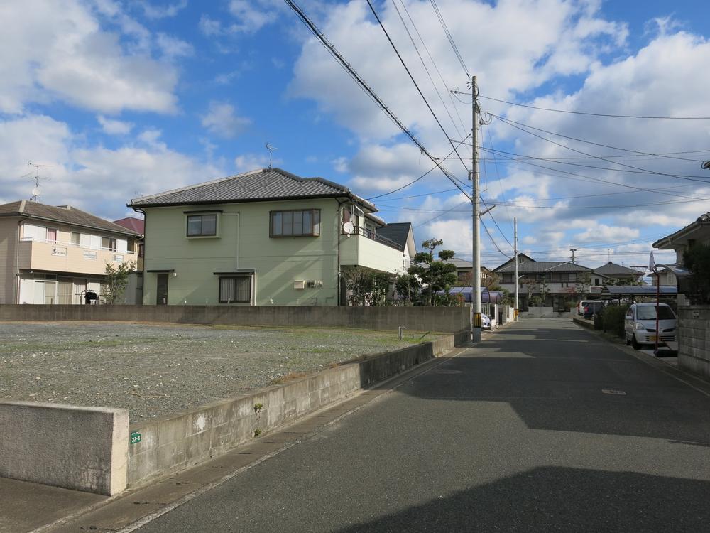 Local photos, including front road. Local (11 May 2013) Shooting