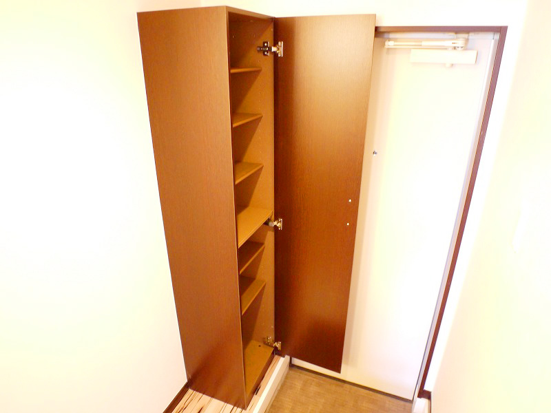 Entrance. Entrance, Cupboard You can also plenty of storage