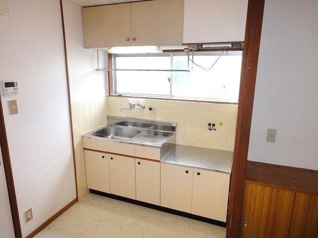 Kitchen. Dishes Ease large kitchen