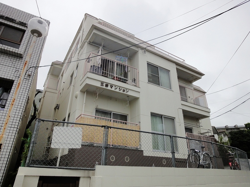 Building appearance. Because it is reinforced concrete is safe