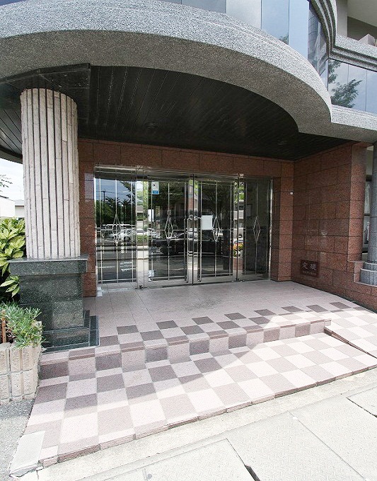 Entrance. please look! This gorgeous entrance!