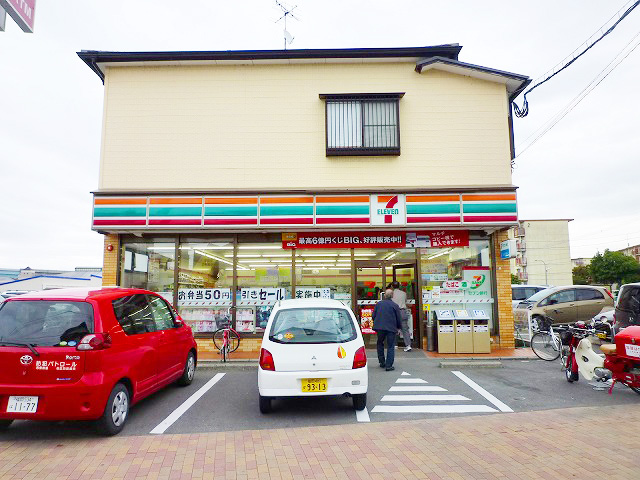 Convenience store. Seven-Eleven 310m to Fukuoka Ikidanchi Kitamise (convenience store)