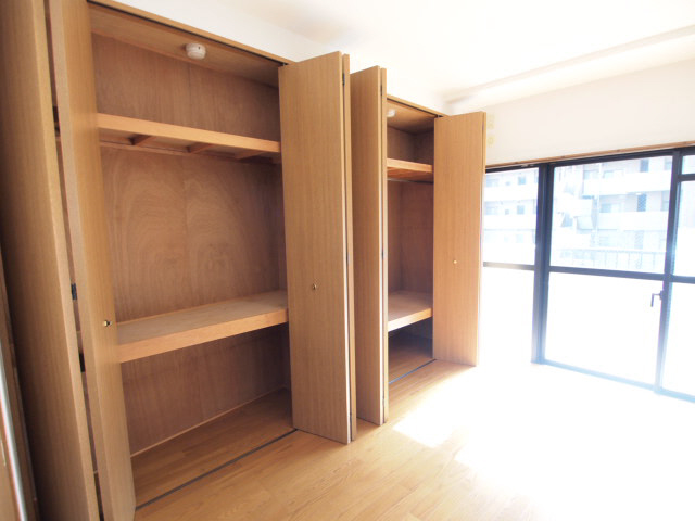 Receipt. I will clean summarized the luggage because there is storage of wall-to-wall. 