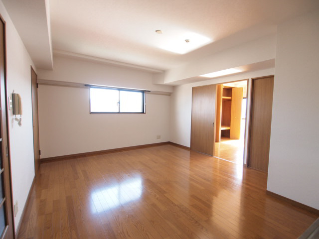 Living and room. You can use widely and connect the Western and LDK. 