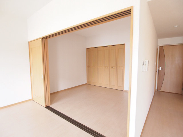 Other room space. It is possible the placement of furniture with a space in such a feeling !!