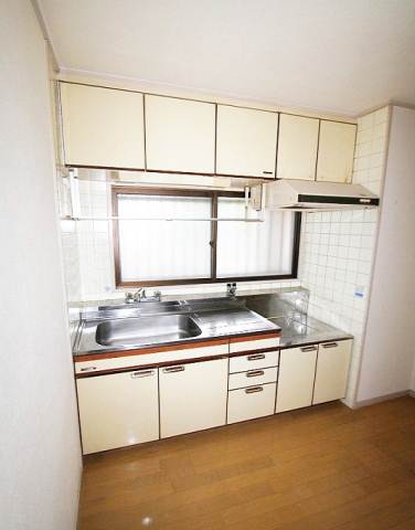 Kitchen. Two-burner stove bring possible