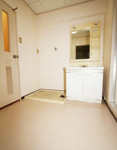 Washroom. There is of course also dressing room