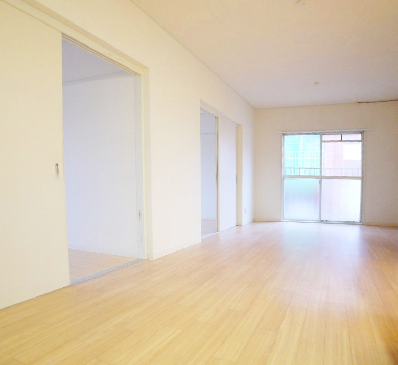 Other room space. Spacious Death 10.5 quires living