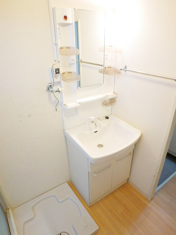 Washroom. Wash basin with shampoo dresser