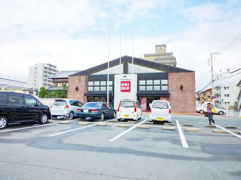 Shopping centre. 67m to UNIQLO Meinohama store (shopping center)