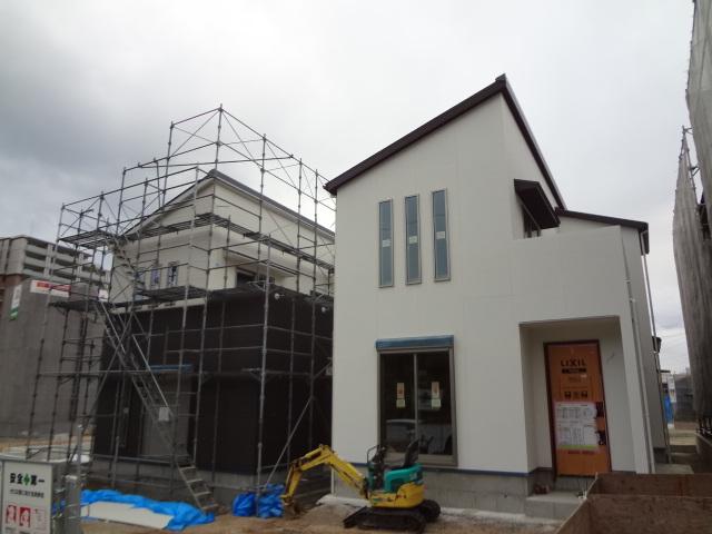 Local photos, including front road. Also nearing completion Easy storage of home Building G