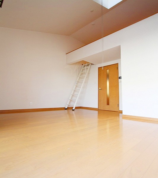 Living and room. Initial cost also can move cheaply! ! Ahead of us! !