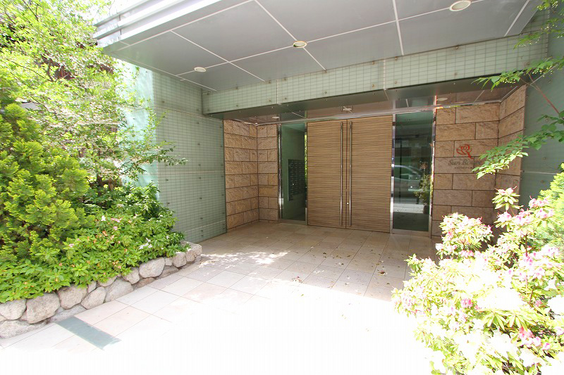 Entrance. With lift in with auto lock