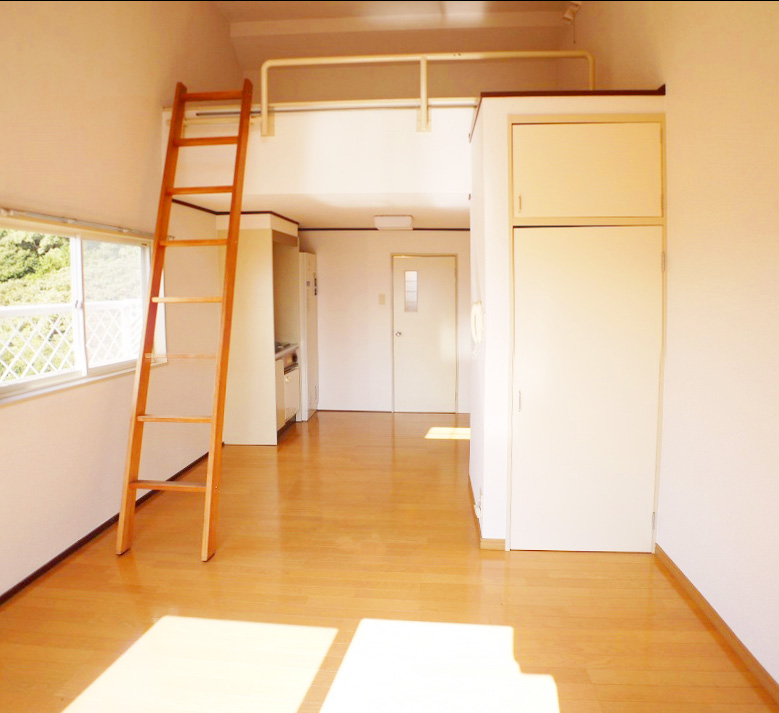 Living and room. Western-style spacious and can be used with a loft to 10.5 Pledge