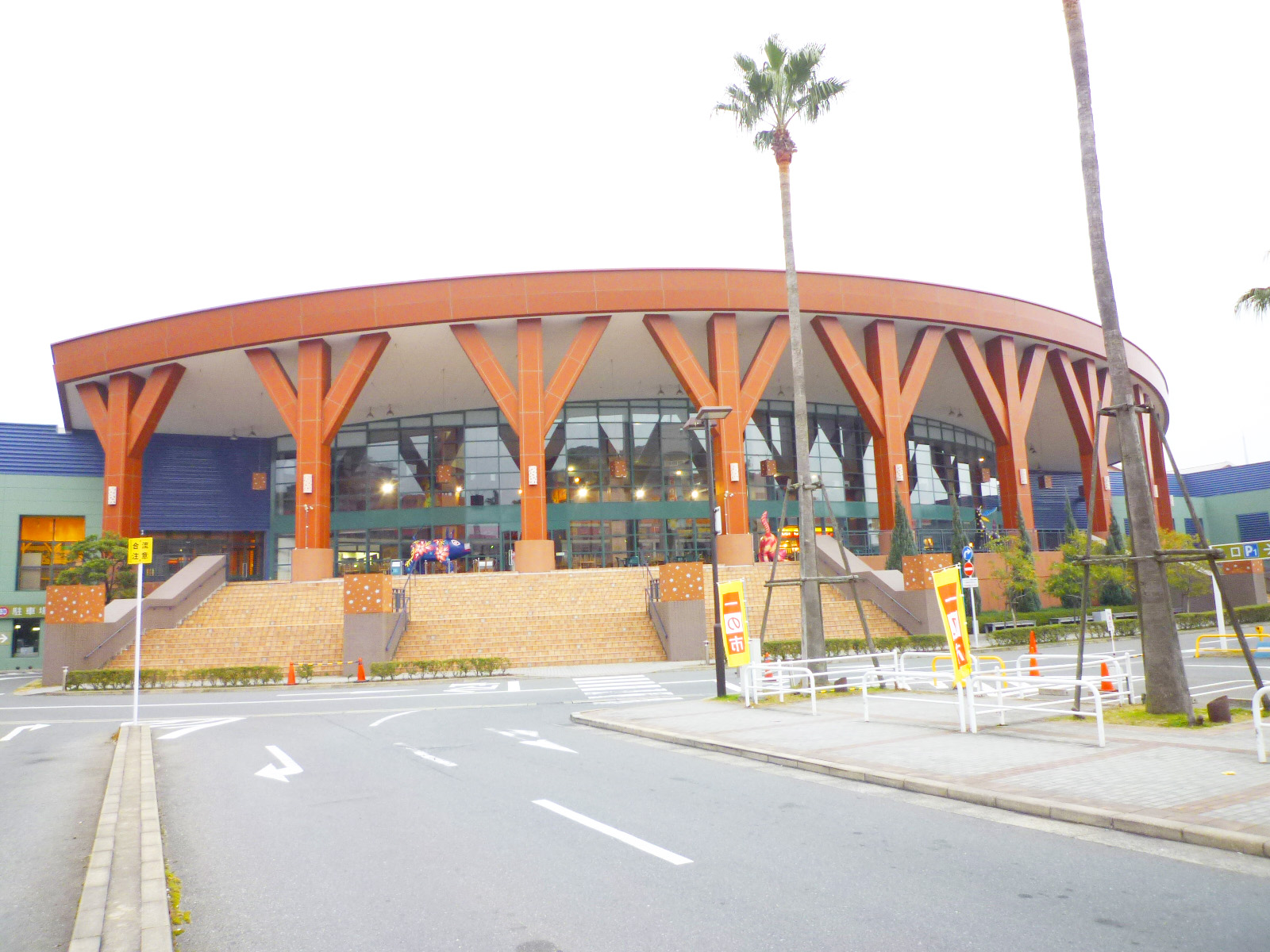 Supermarket. 754m to Daiei Marinataun store (Super)