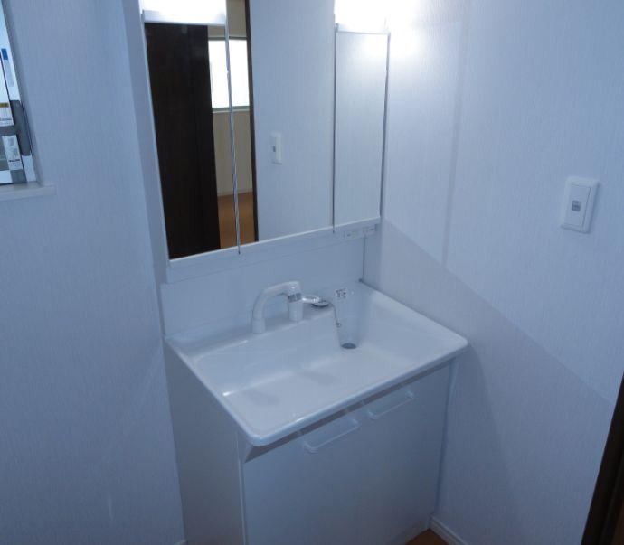 Wash basin, toilet. ☆ Image is a photograph at the time of completion ☆