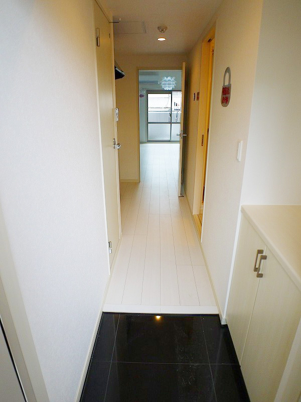 Entrance. Cleanliness pat white flooring! Cupboard is also large