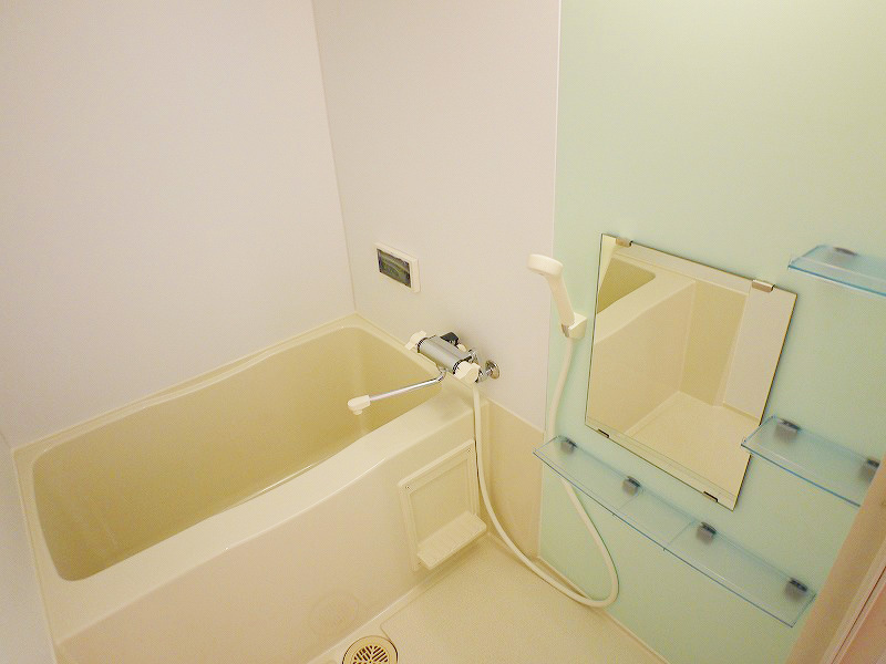 Bath. Spacious bus that does not seem to 1K