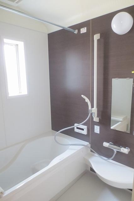 Bathroom. There is a window in the bathroom! Reheating ・ Possible heat insulation!