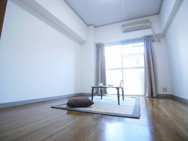 Living and room. Facing south in sunny