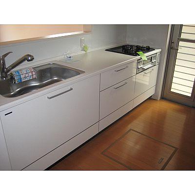 Kitchen. Equipped with under-floor storage in the kitchen!
