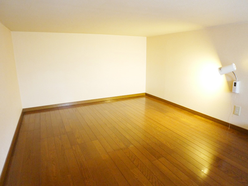 Other room space. Loft is also quite wide! ! 