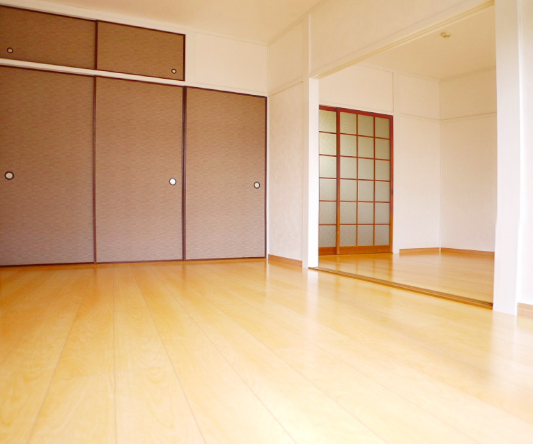 Living and room. Anytime you can preview so please feel free to contact