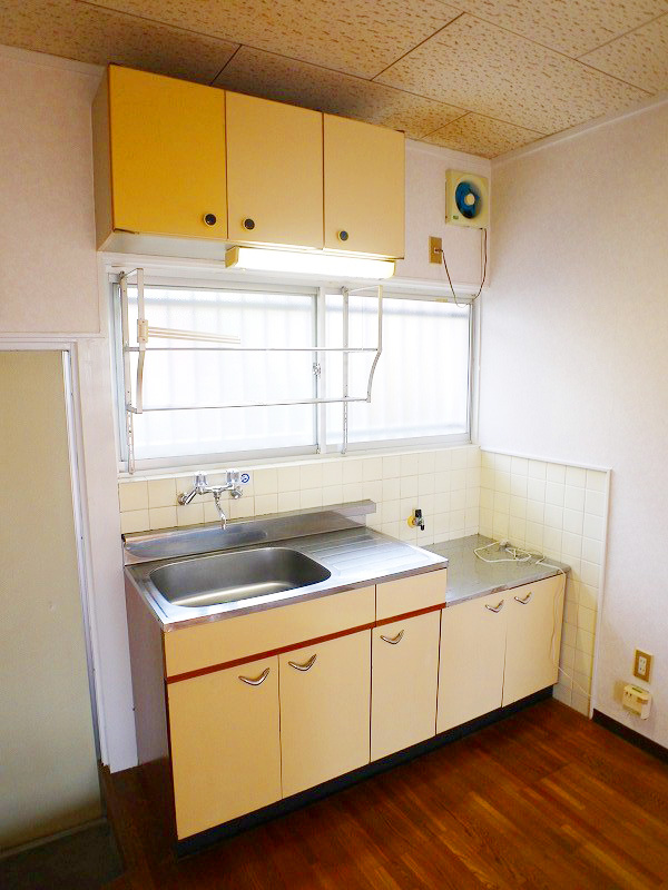 Kitchen. Two-neck is a gas stove can be installed