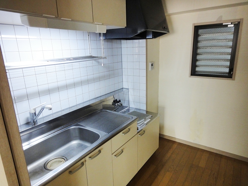 Kitchen. Gas stove allowed