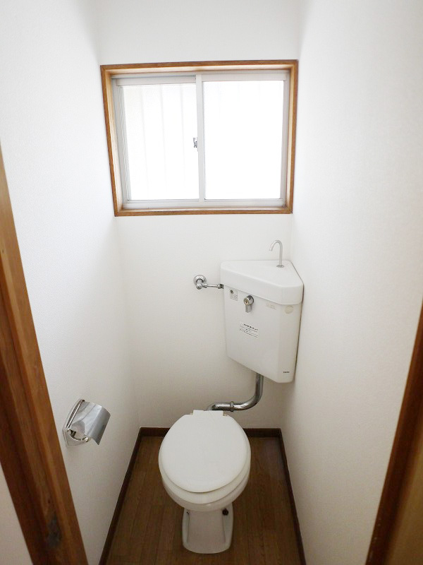 Toilet. Toilet also happy window there