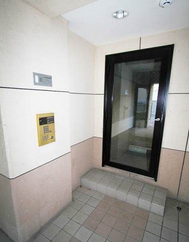 Other common areas. Woman in the auto-lock also worry child