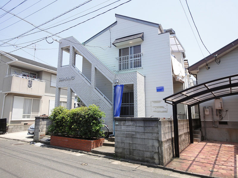 Building appearance. A quiet residential area close to the Malinois!