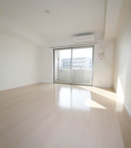 Living and room. Bright white floor room