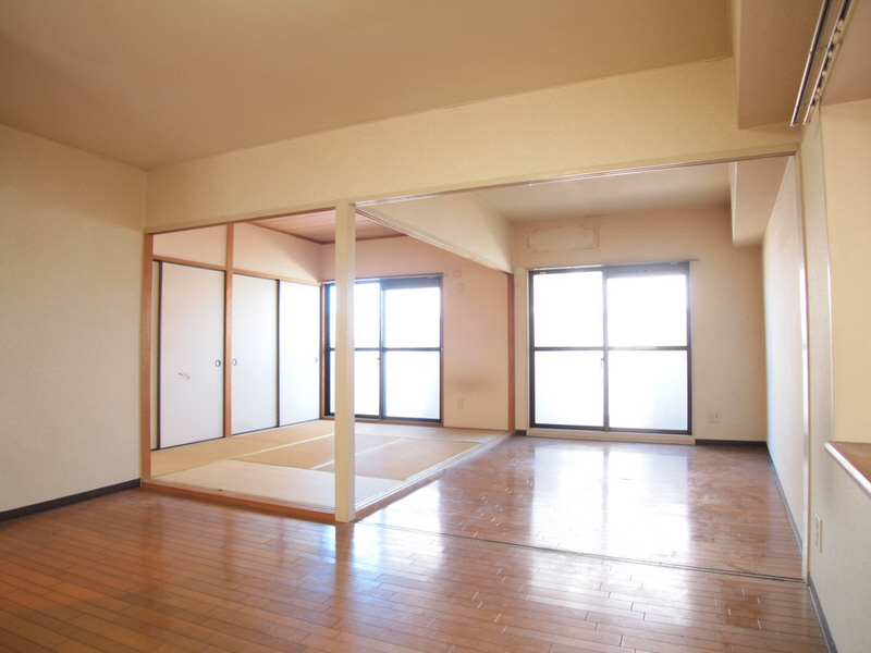 Living and room. Spacious by connecting the living room and Western. I tried to remove all the sliding door. 