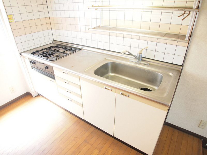Kitchen. 3-burner stove built-in system kitchen. 