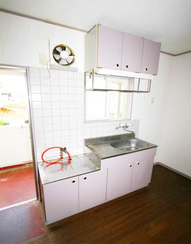 Kitchen. Two-burner stove bring possible