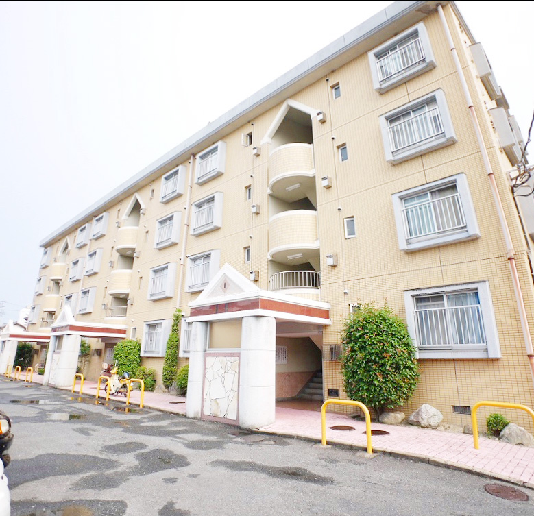 Living and room. Is Bari' and Mansion Type