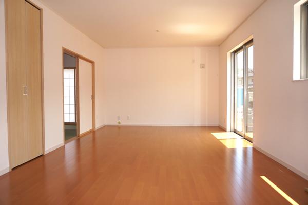 Same specifications photos (living). Two-sided lighting spacious LDK