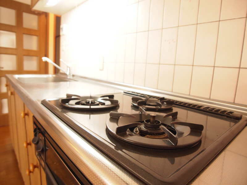 Kitchen. 3-burner stove with a system Kitchen.