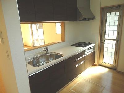 Kitchen. Conversation bouncing face-to-face ・ With a convenient back door