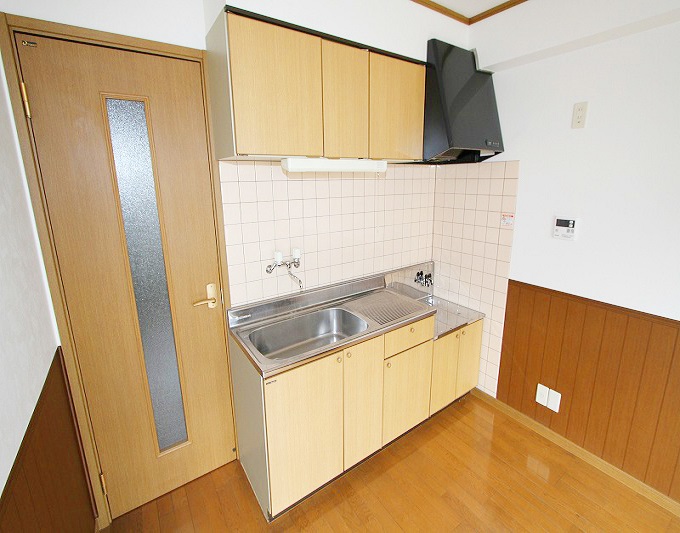 Kitchen. Two-necked gas stove can be installed