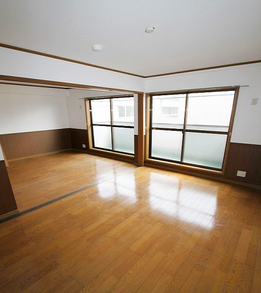 Living and room. Rent price cut in