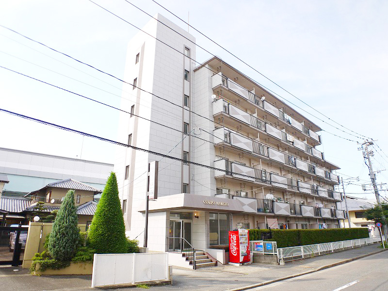 Living and room. Is Bari' and Mansion Type