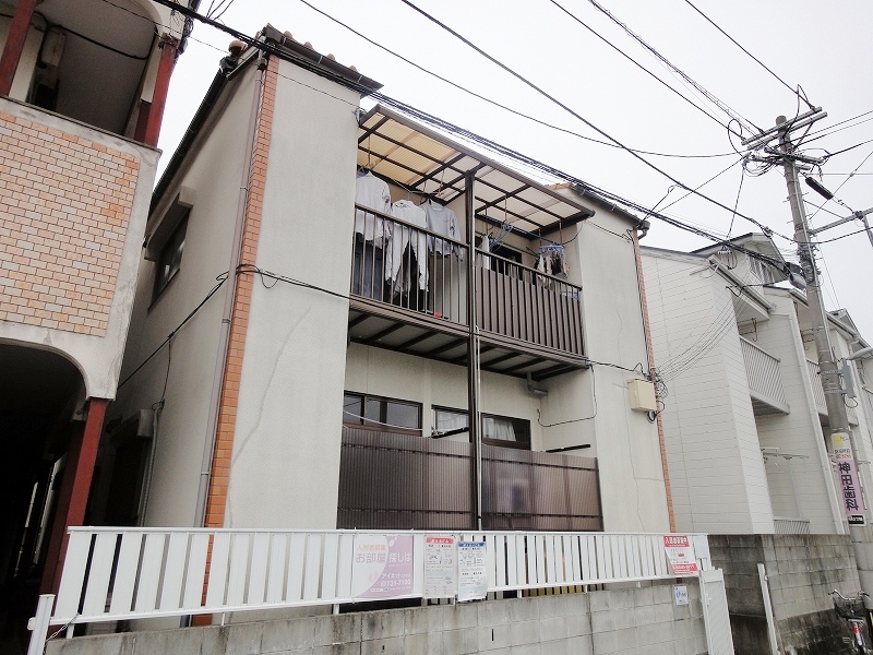 Building appearance. Shopping is also transportation is also convenient good location