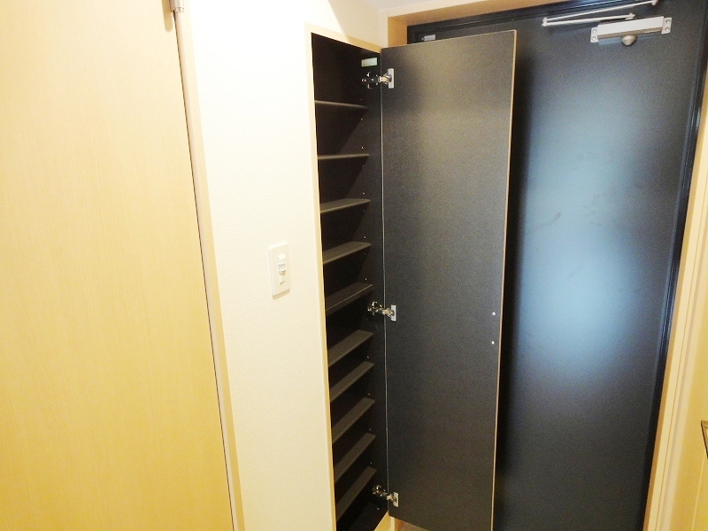 Receipt. Storage capacity of the shoe box pat! 