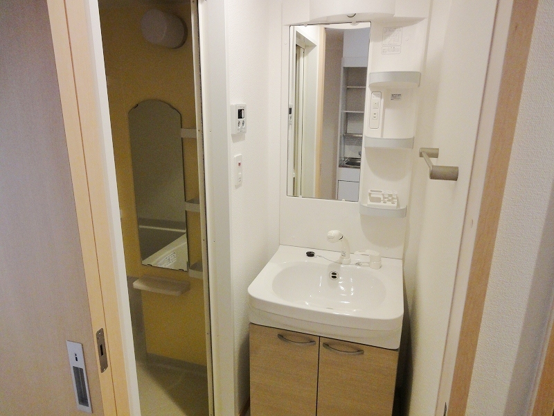 Washroom. With separate wash undressing room in the Single apartment! Glad to woman! 