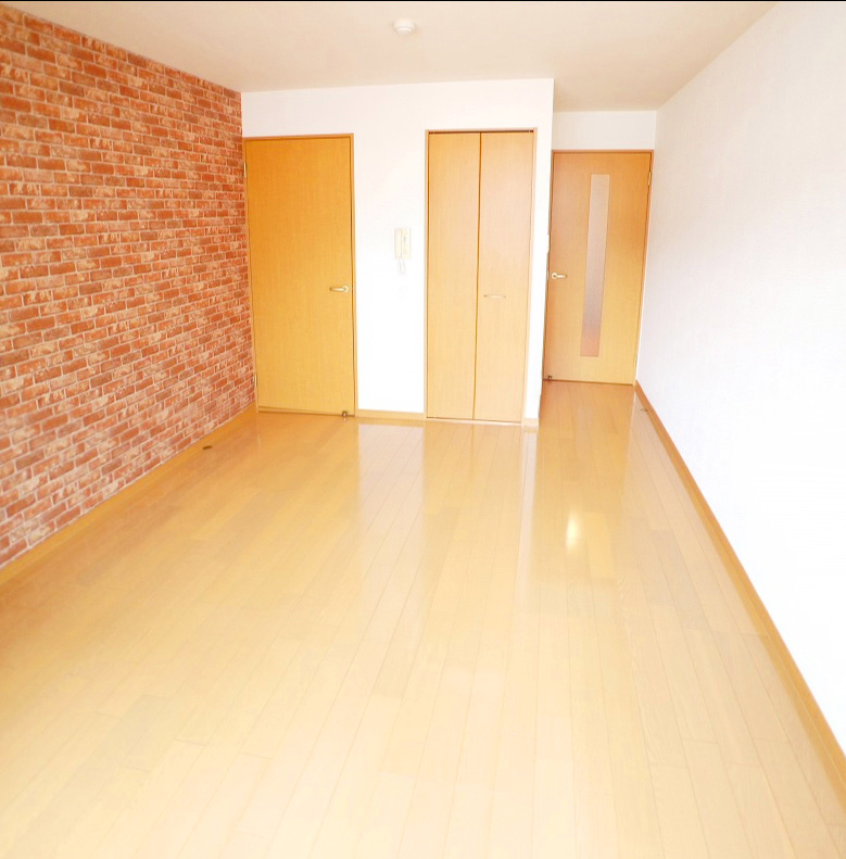 Living and room. It was replaced by spear significantly only 1 room! !