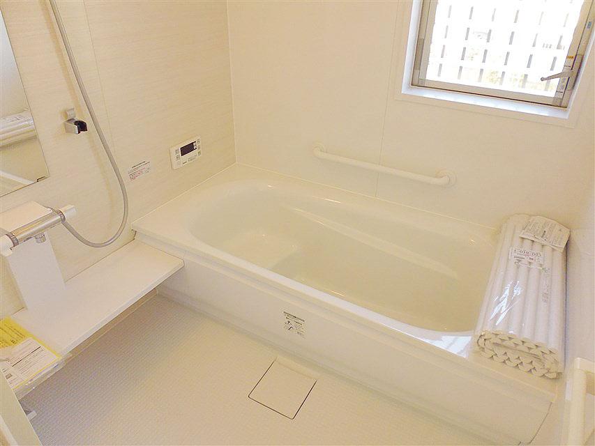 Bathroom. With reheating full Otobasu